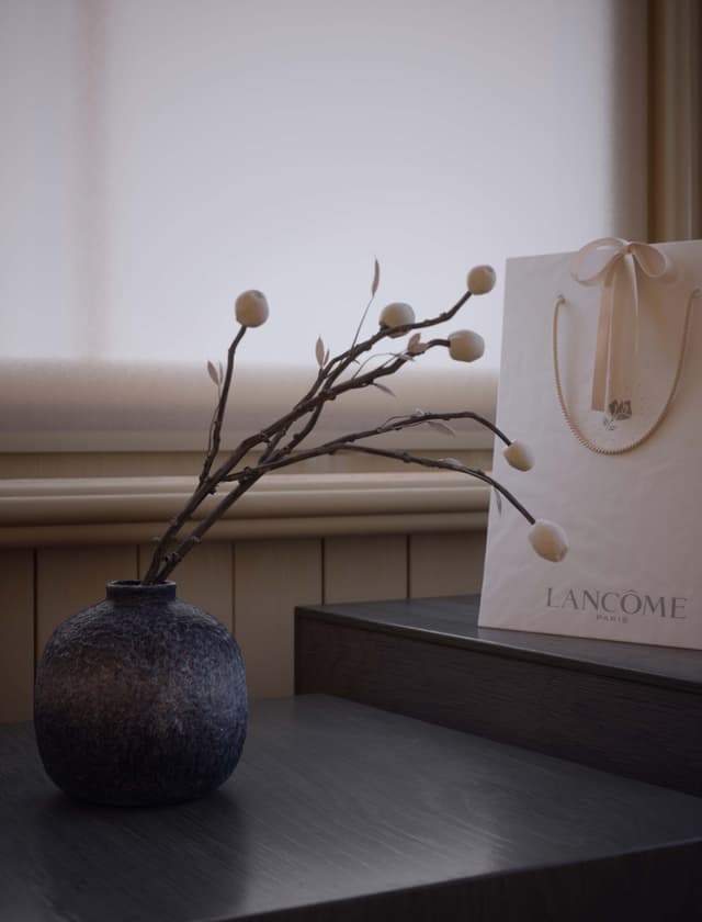 madam-stoltz-wasabi-vase-lancome-paris