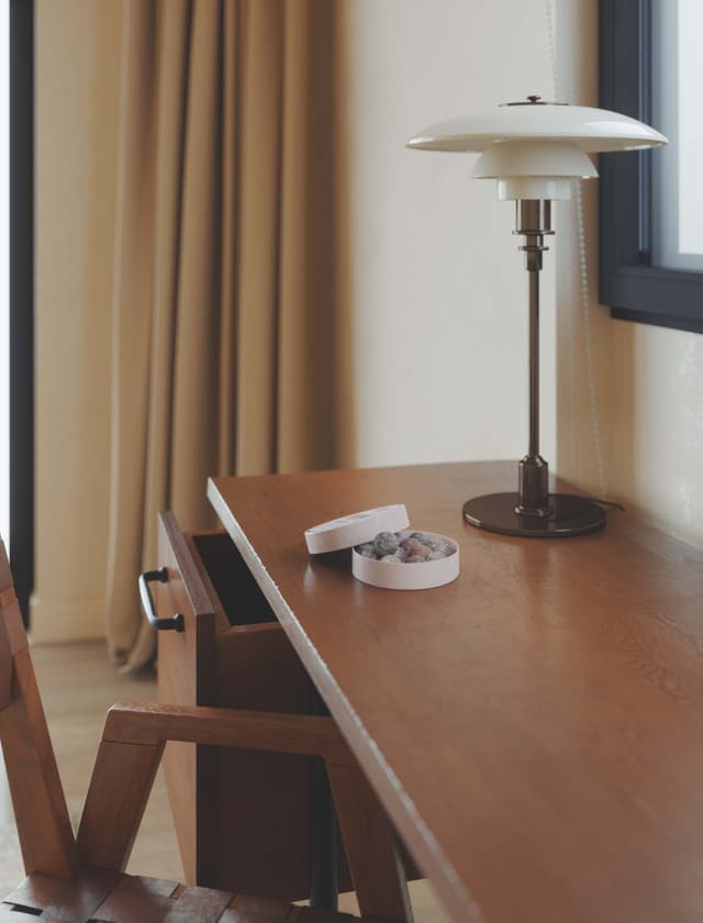 courteney-cox-home-worktable-smilow-chair-styling-colin-king