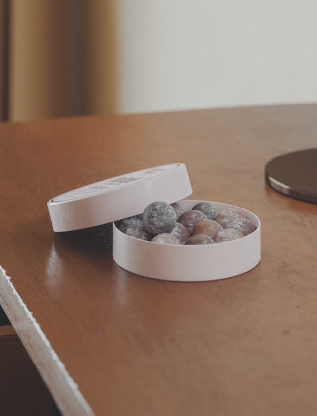 courteney-cox-home-worktable-smilow-chair-details-styling-colin-king