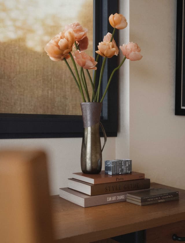 coureney-cox-home-bedroom-flowers-styling-colin-king